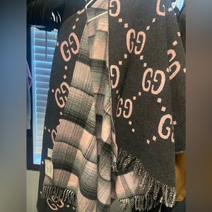 Gucci Unisex 553118 Reversible GG Wool
NWT
Cape/ Poncho